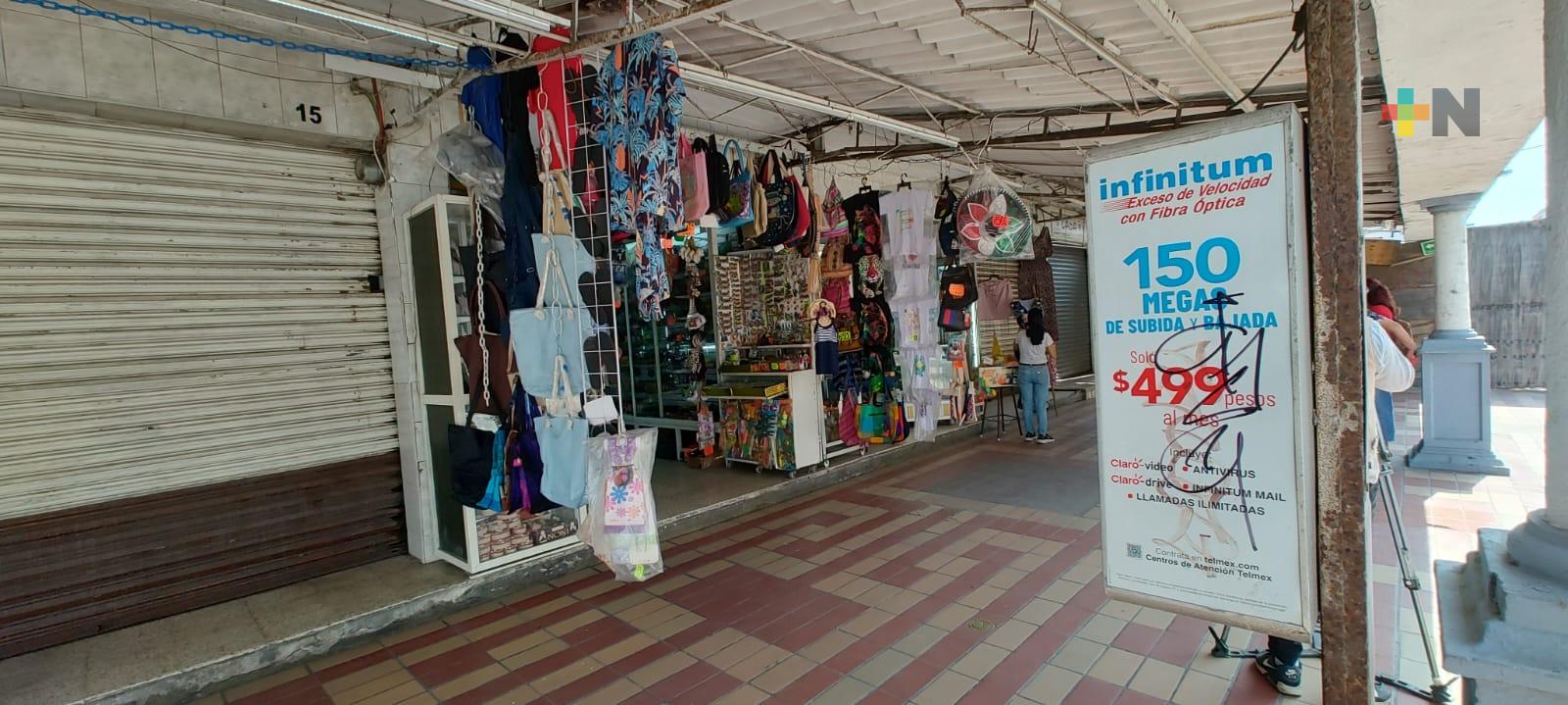 Bajas ventas reportan artesanos del malecón de Veracruz