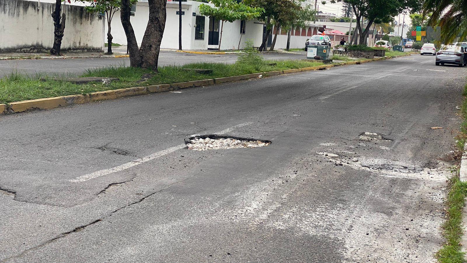 Baches impiden a taxistas dar servicios en colonias de Veracruz