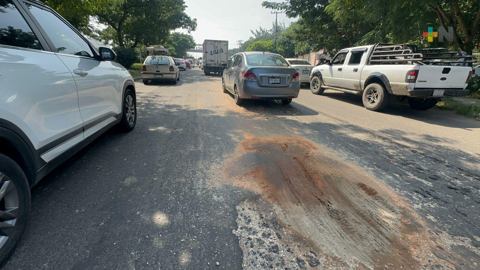 De forma temporal reparan baches en avenida de Coatzacoalcos