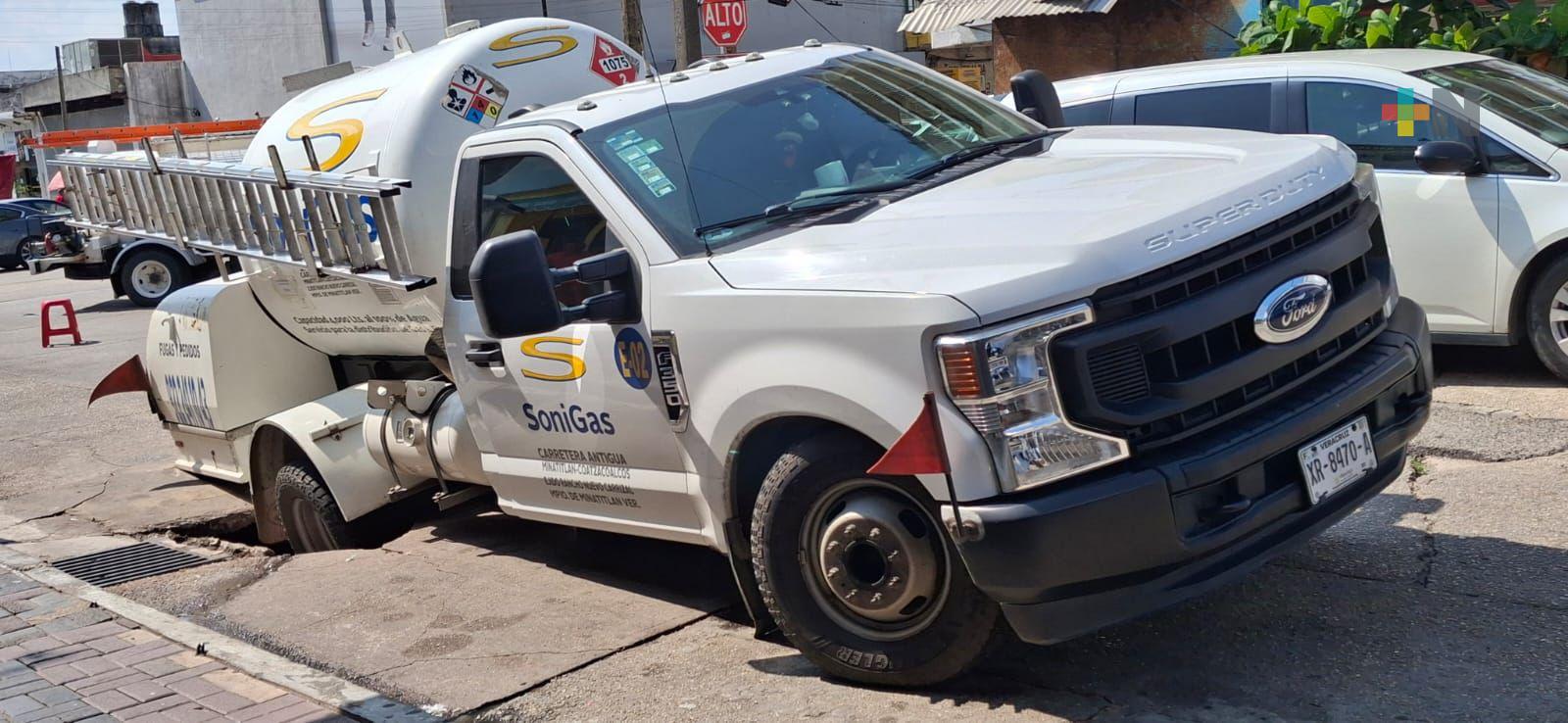 Pipa de gas cae en socavón del centro de Coatzacoalcos
