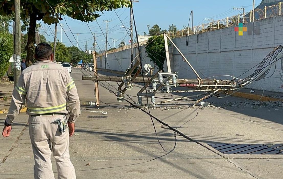 Cae poste de CFE en avenida de Coatza, no se reportan lesionados