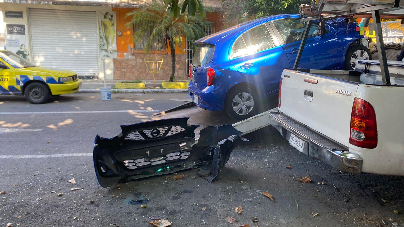 Colisión entre camioneta y automóvil en avenida Flores Magón de Veracruz puerto