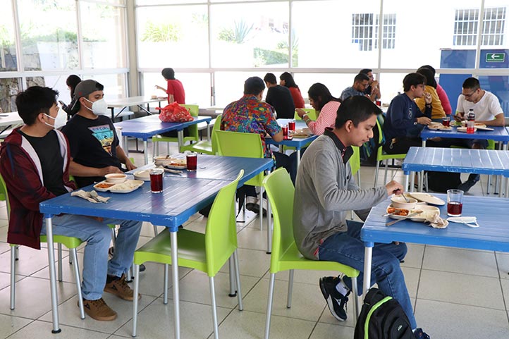 Cada semestre aumentan becas alimentarias para estudiantes y deportistas de la UV