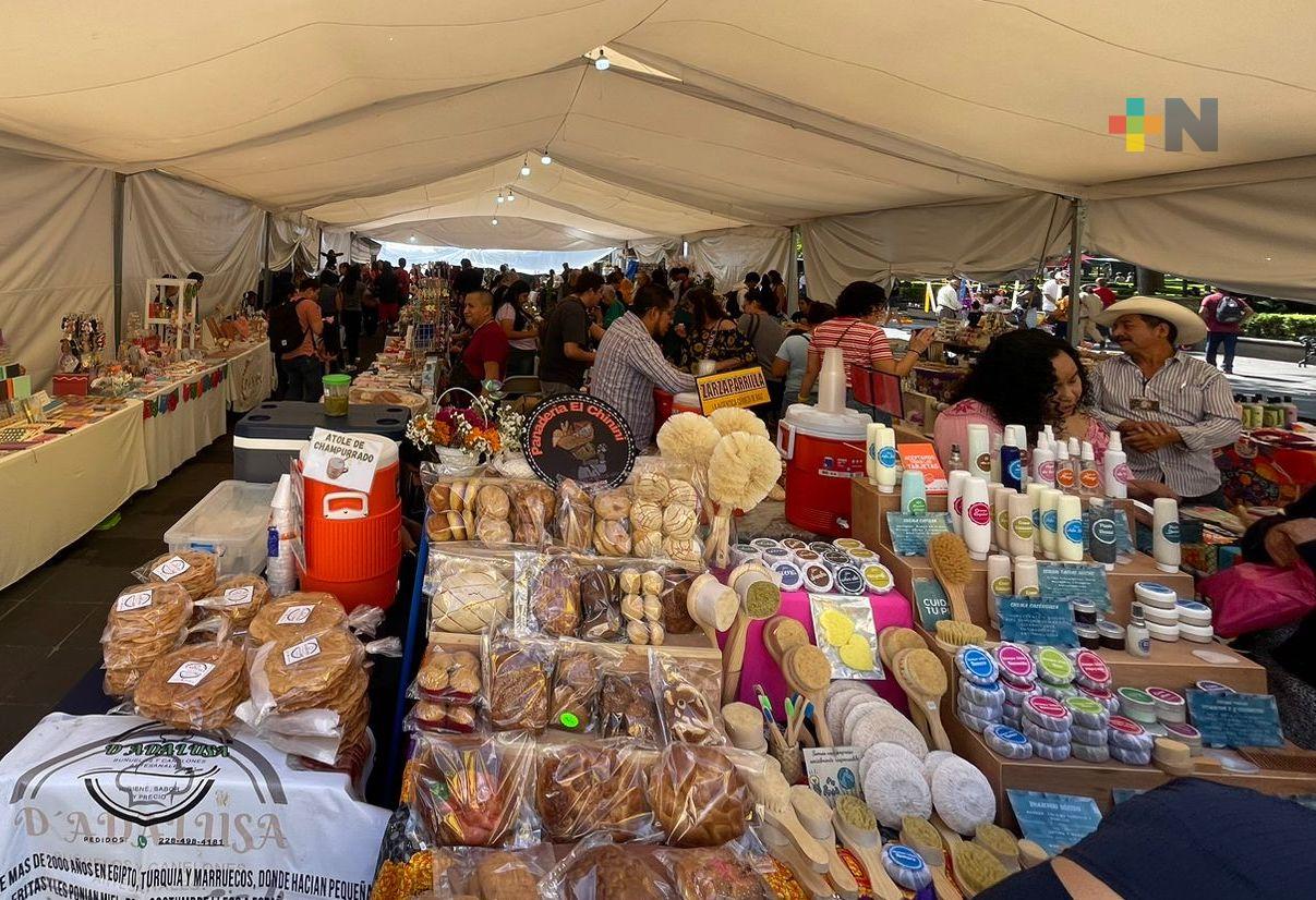 Productos alusivos al Día de Muertos venden emprendedores en parque Juárez