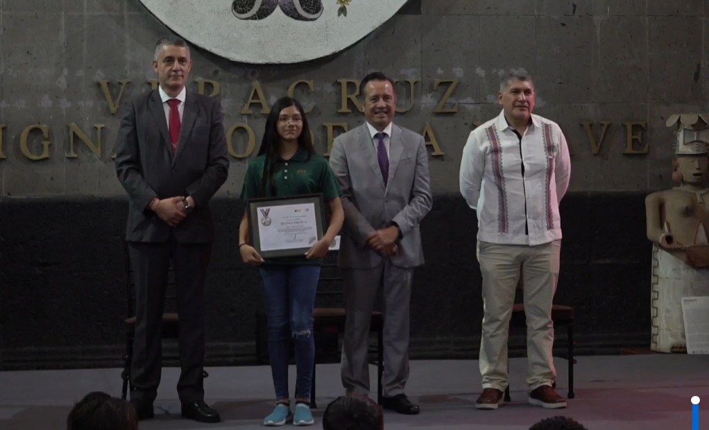 Cuitláhuac García entrega incentivos y reconocimientos a atletas veracruzanos