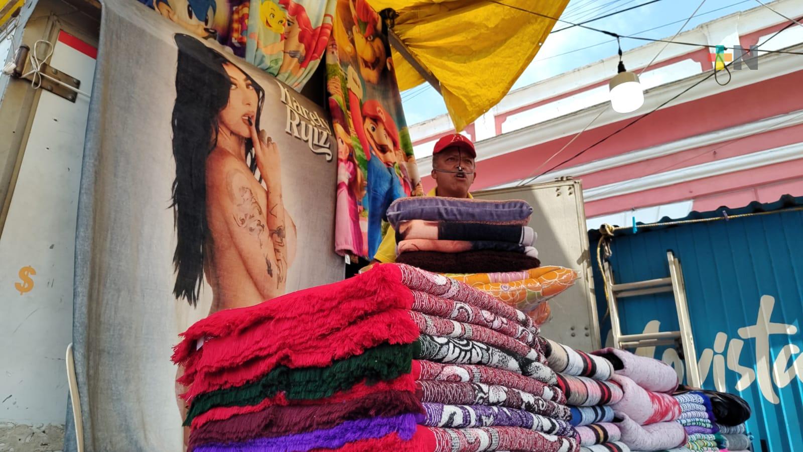 Con un estilo peculiar, «Lupillo» vende cobijas en zona de mercados de Veracruz puerto