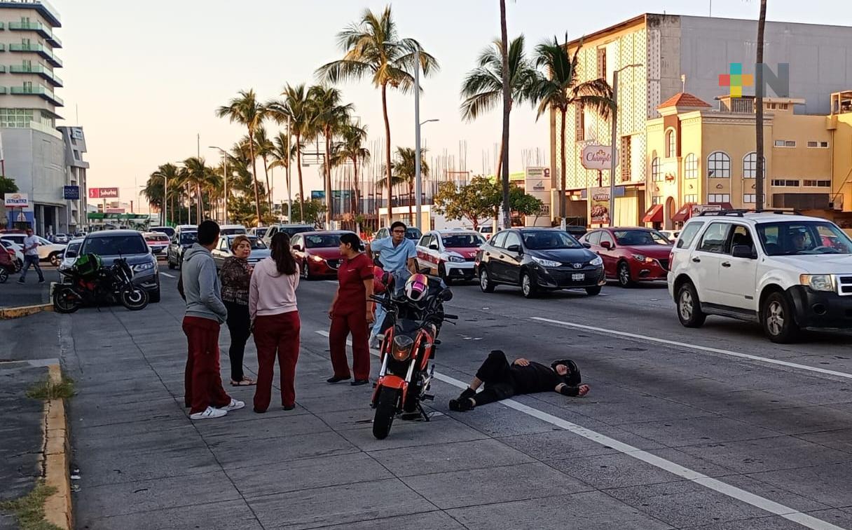 Motociclista choca contra automóvil en Boca del Río, resulta con fracturas