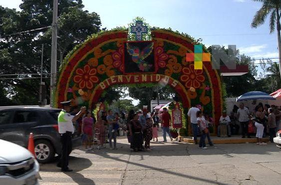 Familias visitan panteones de Coatzacoalcos en Día de Muertos