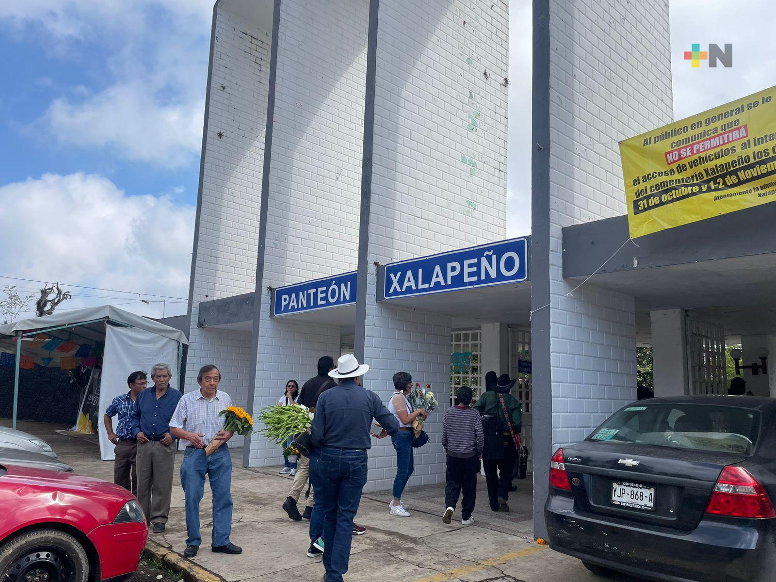 Panteones xalapeños muy concurridos este fin de semana