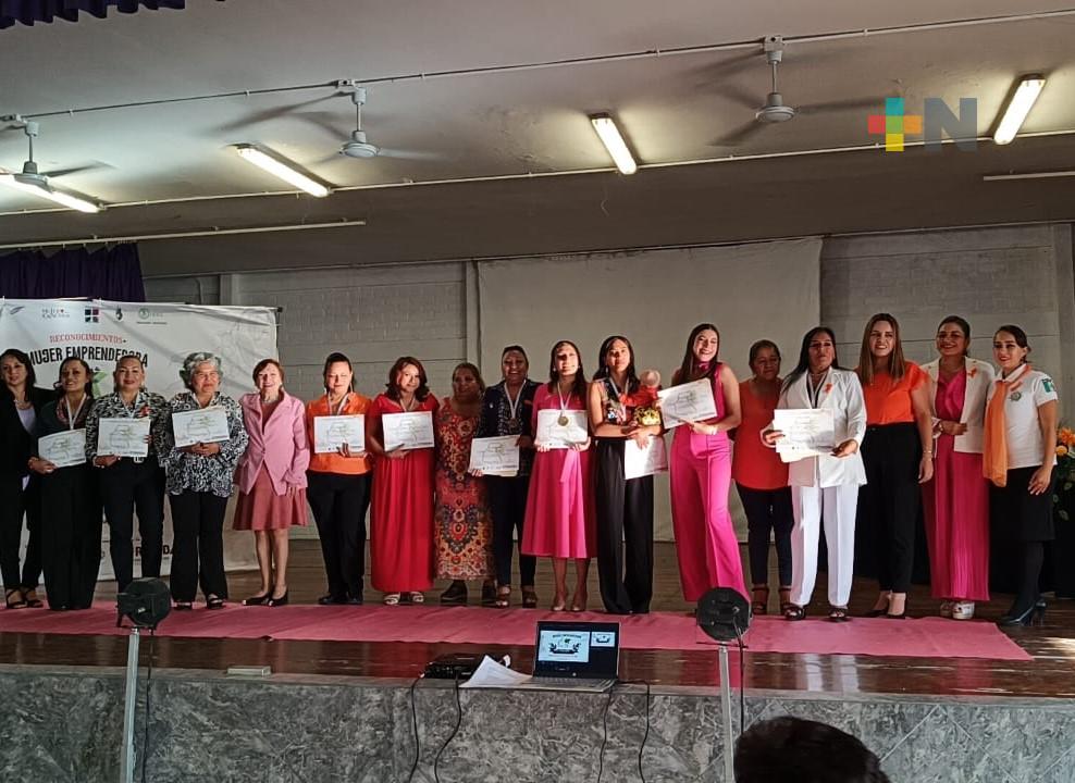 Autoridades y asociaciones civiles reconocen a mujeres emprendedoras en Córdoba