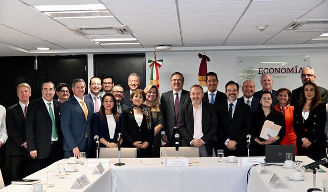 Secretario Marcelo Ebrard respalda plan para duplicar la industria de semiconductores en México