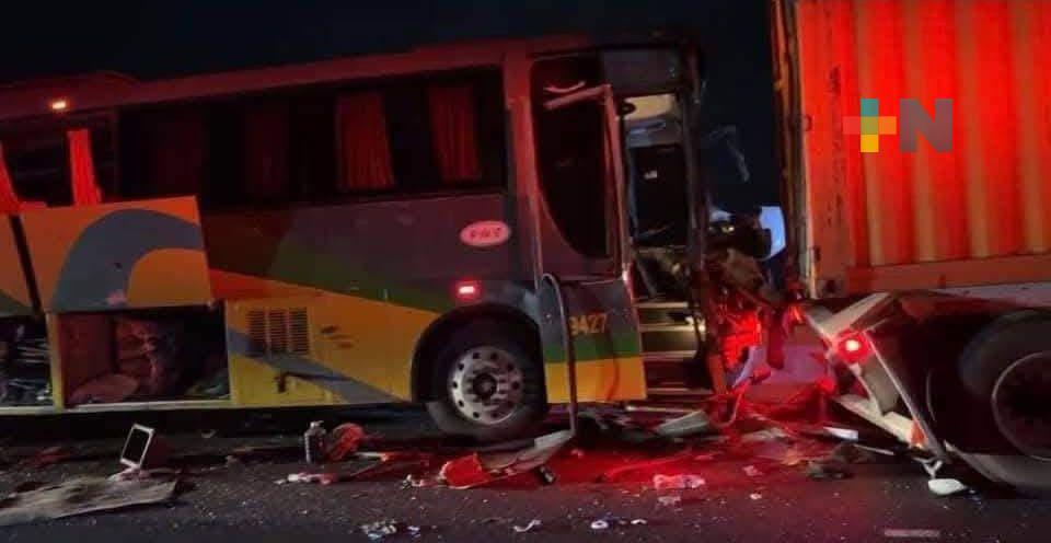 Reportan una decena de lesionados tras choque de autobús y tráiler en La Tinaja