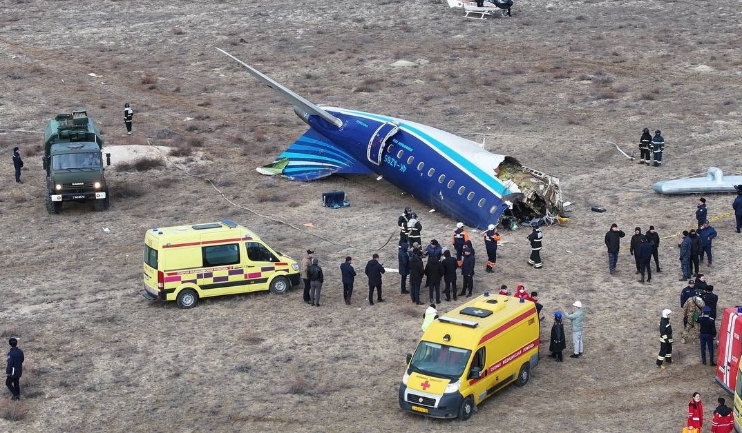 Avión de Azerbaijan Airlines se estrella en Kazajstán