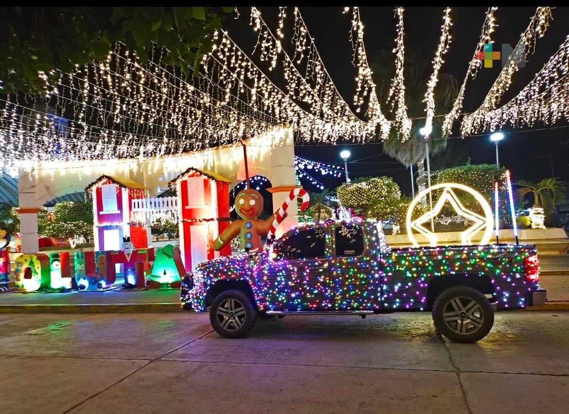 En Acayucan circula una troca muy navideña