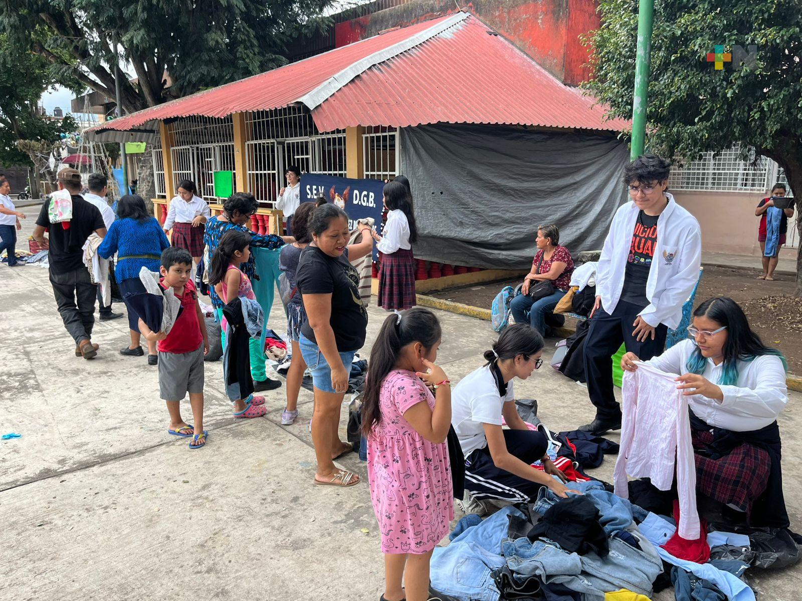 Estudiantes de prepa en Martínez de la Torre hacen acopio de ropa y calzado para donar