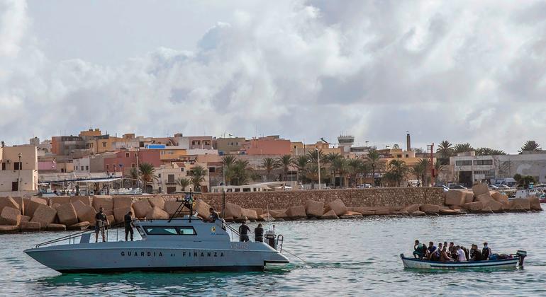 Aparece una niña flotando sola en el mar tras un naufragio en el Mediterráneo