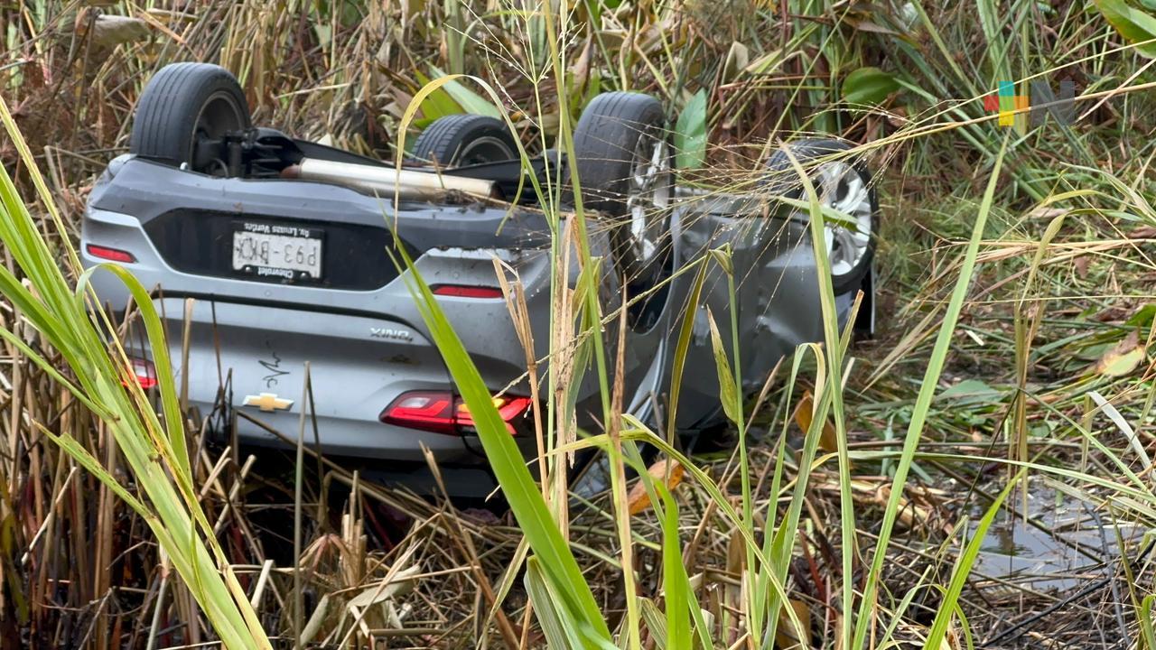 Carretera Mina-Coatza: por pavimento mojado, dos vehículos volcaron y cayeron en pantano