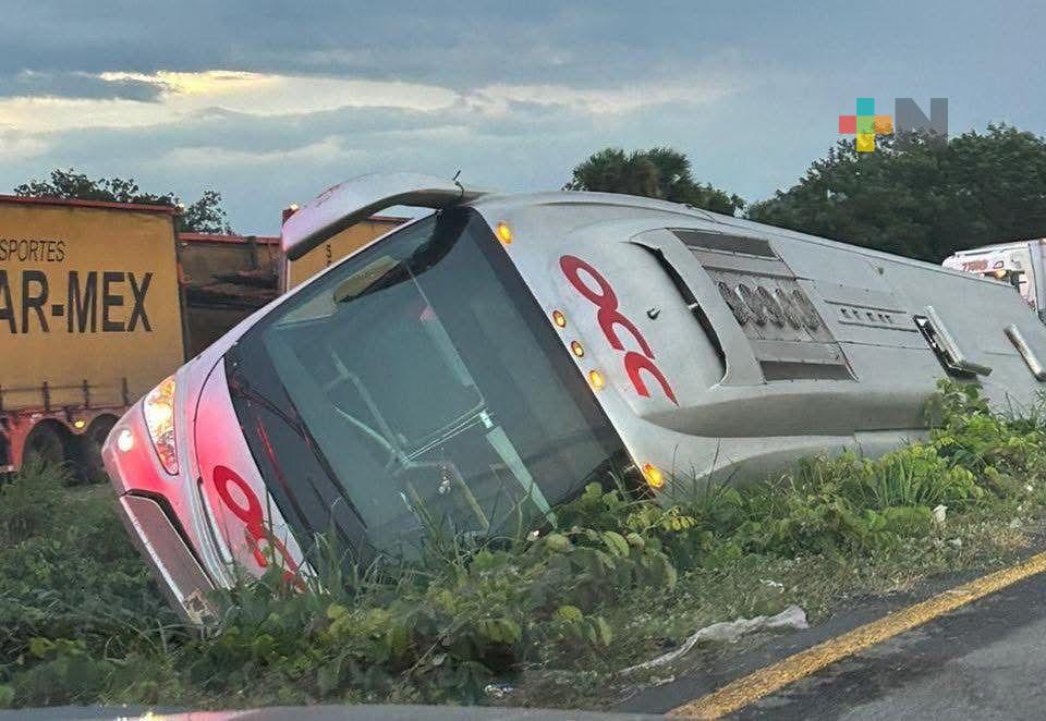 Vuelca autobús en autopista Cosamaloapan-La Tinaja; al menos seis lesionados