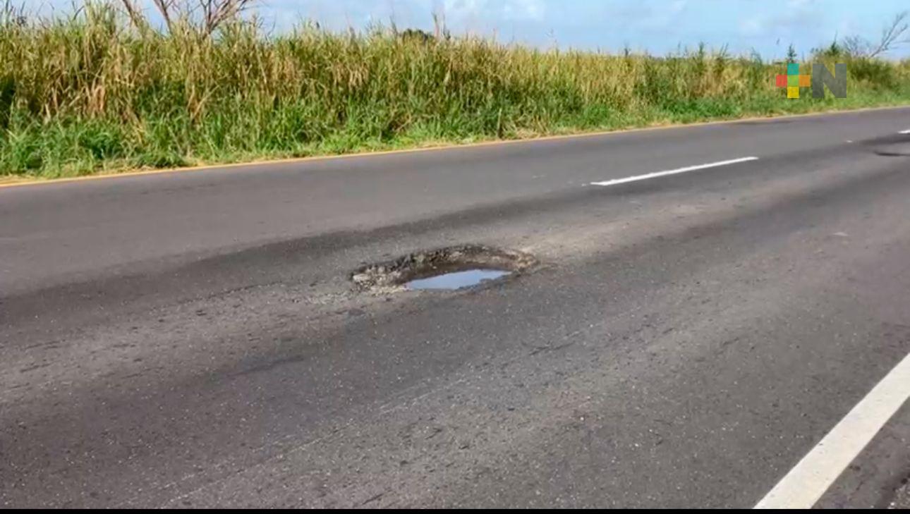 Conductores piden atender baches de carretera Coatza-Minatitlán