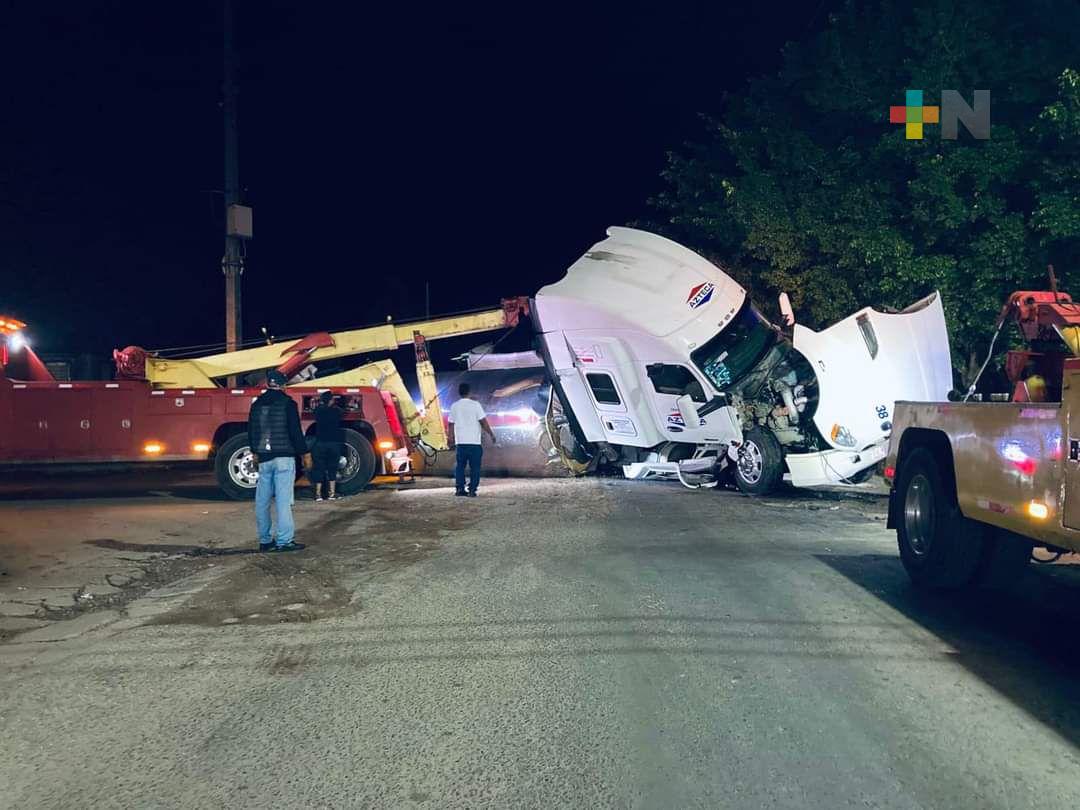 Tren impacta a tractocamión en el sur de Veracruz
