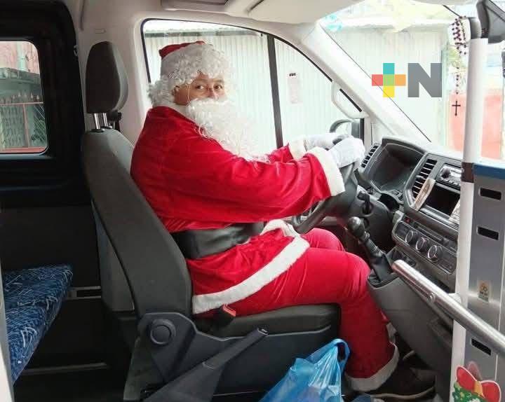 Conductora se disfraza de Santa Claus para compartir su espíritu navideño