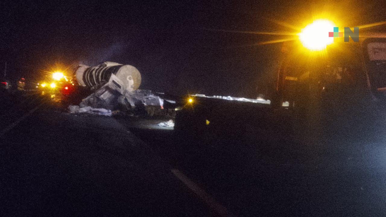 Chocan tractocamiones en autopista del sur; una unidad terminó calcinada