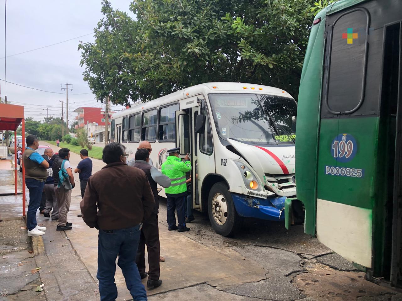Seis lesionados por choque entre dos autobuses urbanos en Coatza