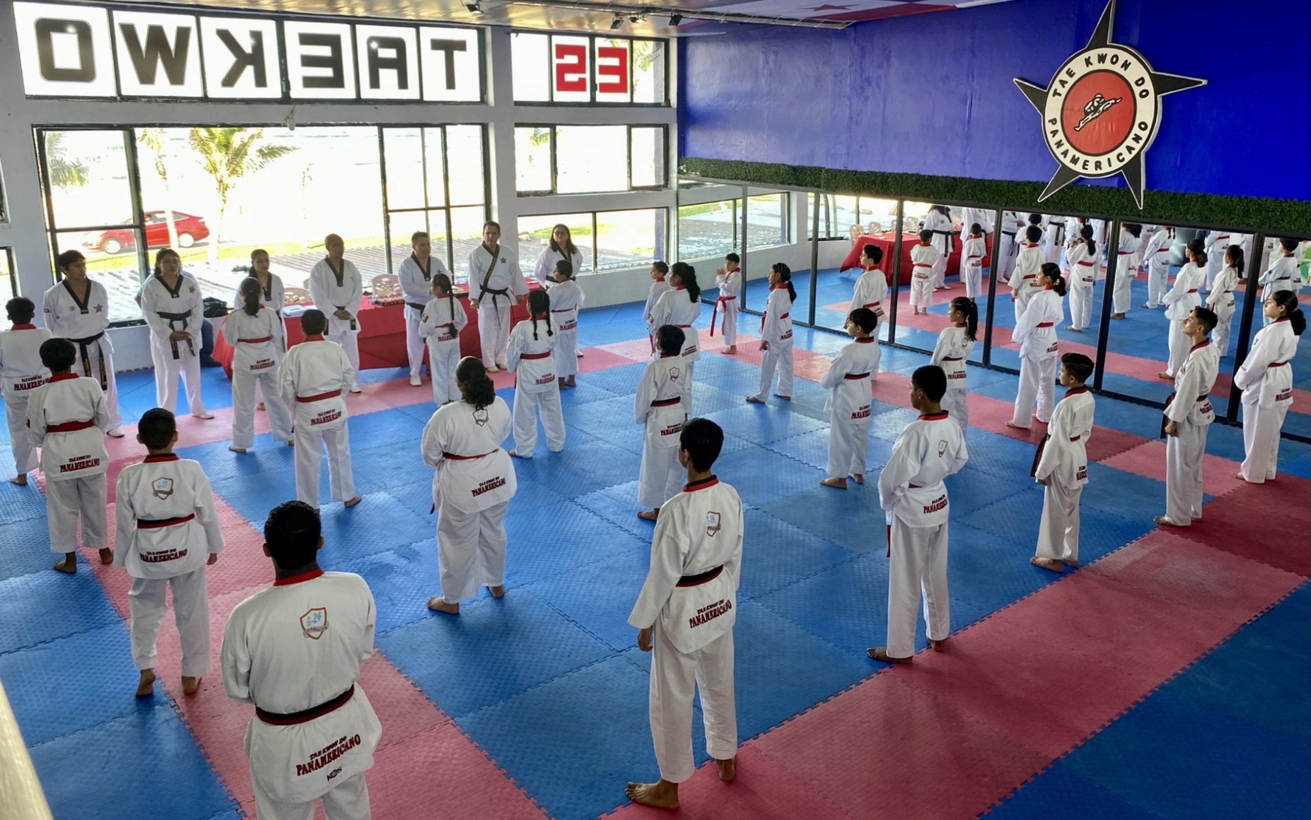 Última evaluación del año para taekwondoínes de la zona sur