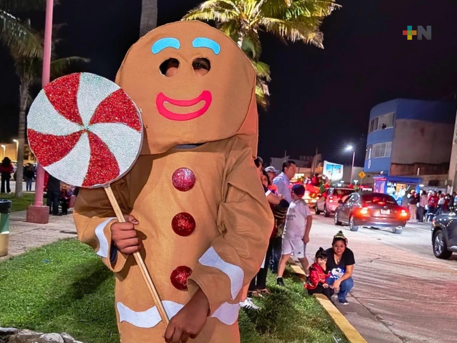 Estudiantes de diferentes escuelas realizaron desfile navideño en Coatza