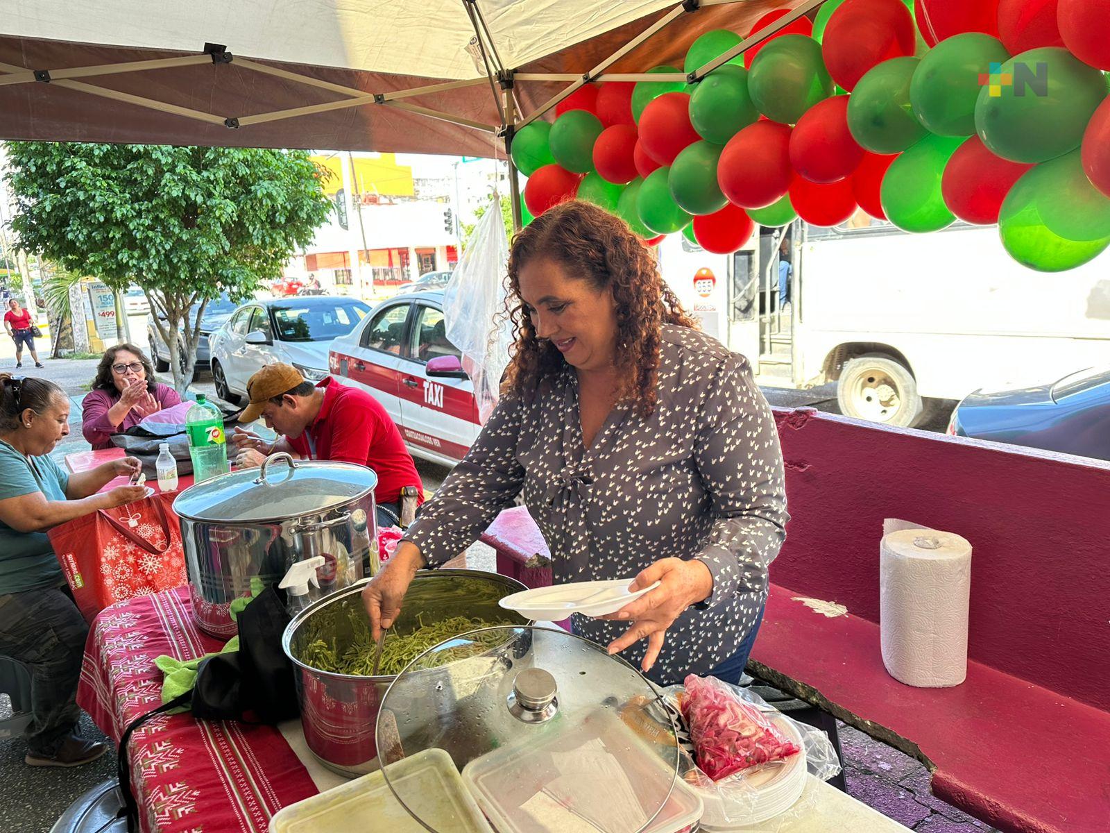 Negocio de ropa de «paca» celebra su éxito invitando comida a sus clientes