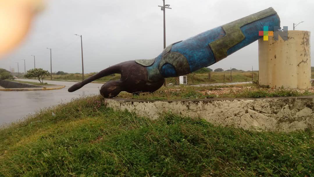 Viento derribó estatua de la mujer en Coatzacoalcos