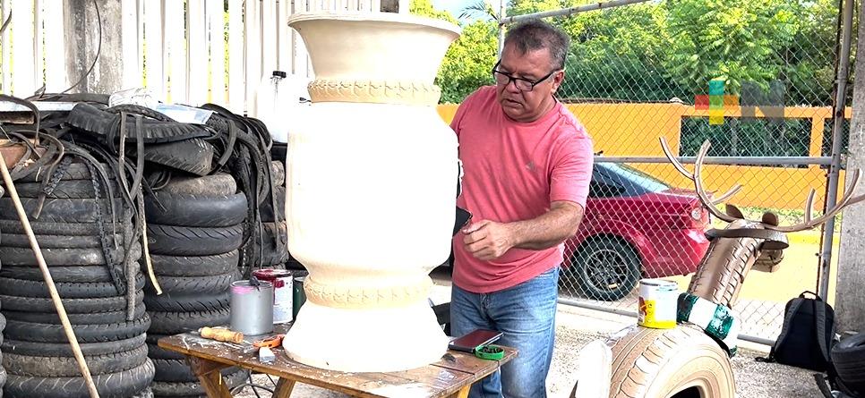 Con llantas recicladas, don Adrián crea obras de arte