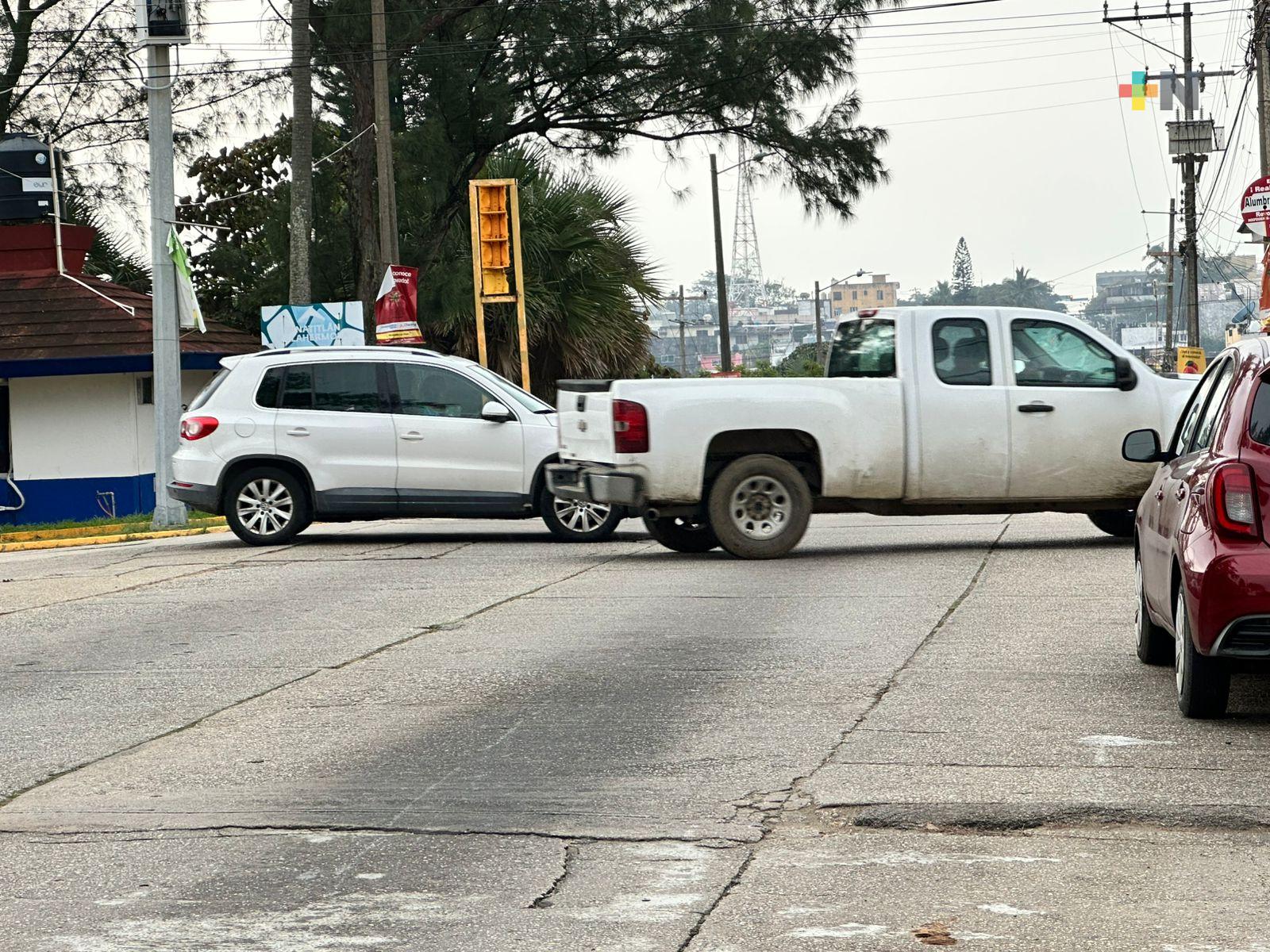 Conductores piden reponer semáforo caído por norte en Coatza; existe riesgo de choque
