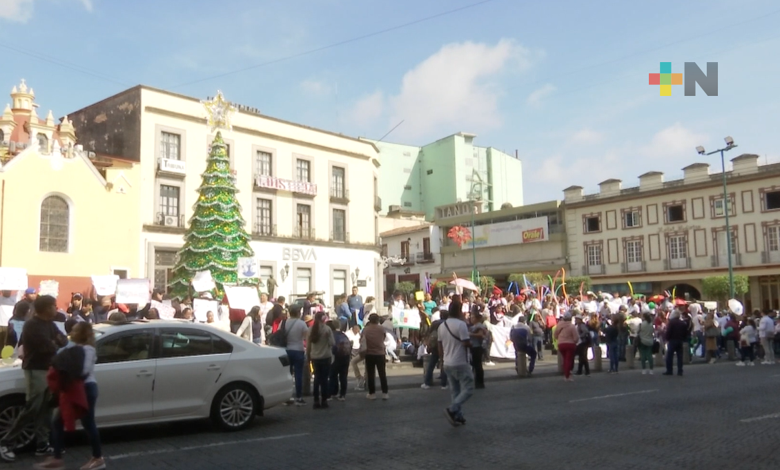 Familias y alumnos del CAM 55 marchan por la inclusión en Xalapa