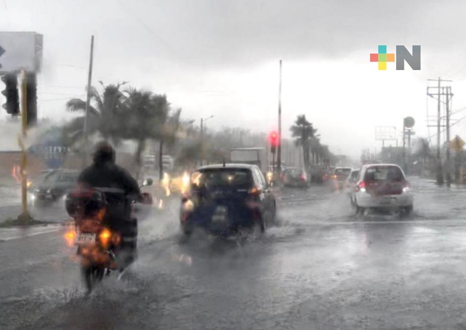 Piden a población no salir o protegerse en vía pública debido a fuertes rachas de viento