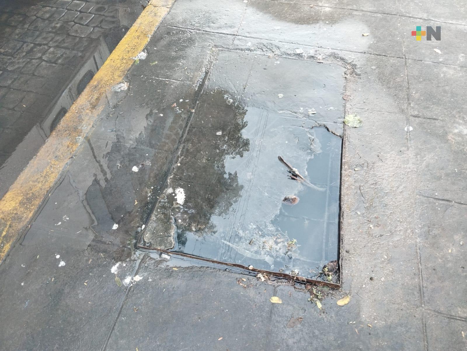 Vecinos del centro de Veracruz puerto denuncian fuga de aguas negras que inició hace días