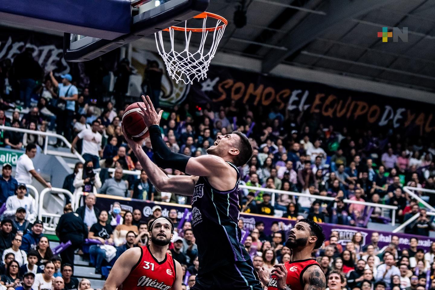 Halcones de Xalapa derrotan a Diablos Rojos y se acercan en la final de la LNBP