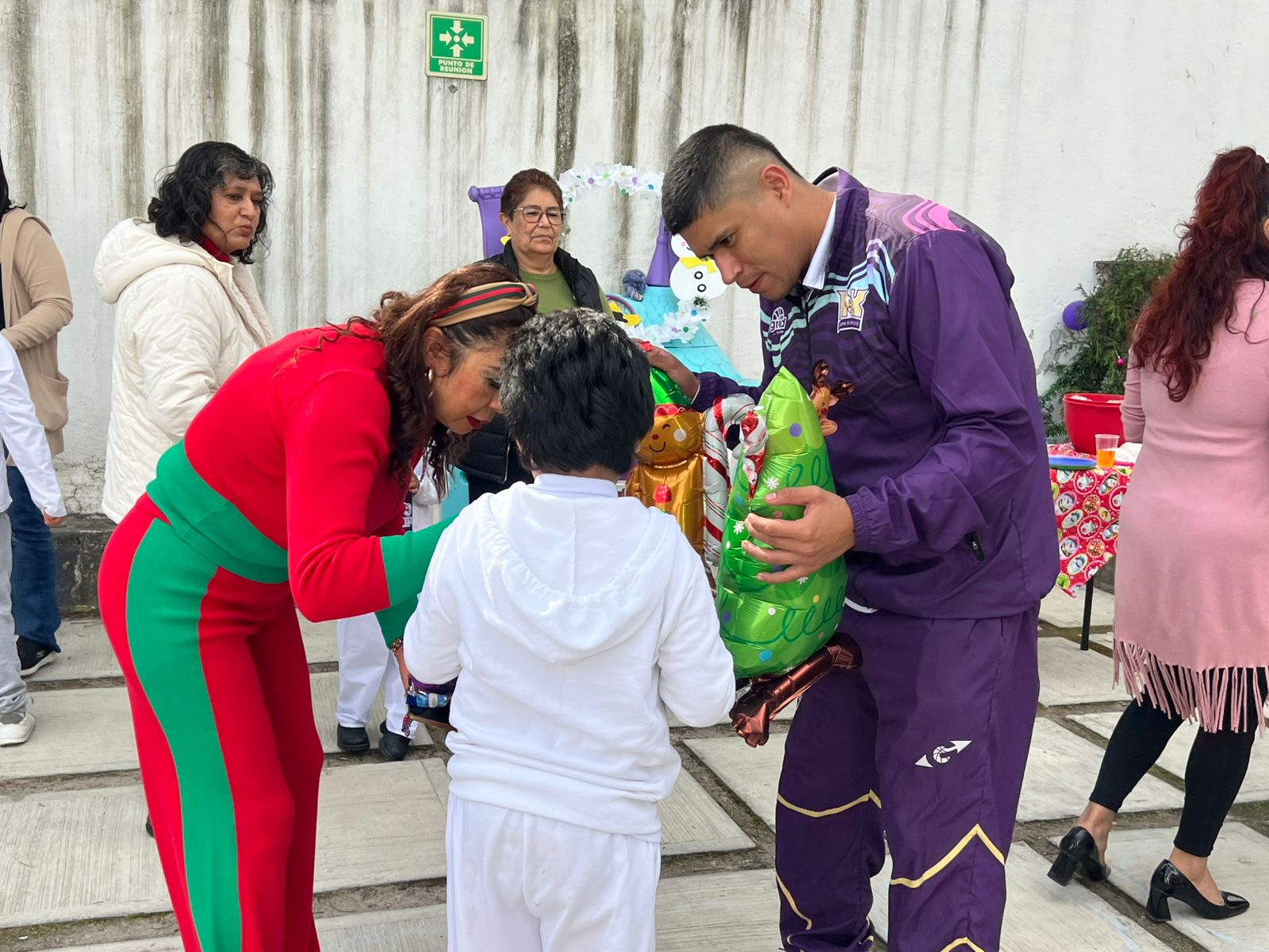 Jugadores de la academia de Halcones Xalapa en festival navideño escolar
