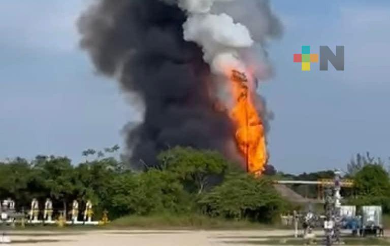 Controlan incendio en campo petrolero de Agua Dulce