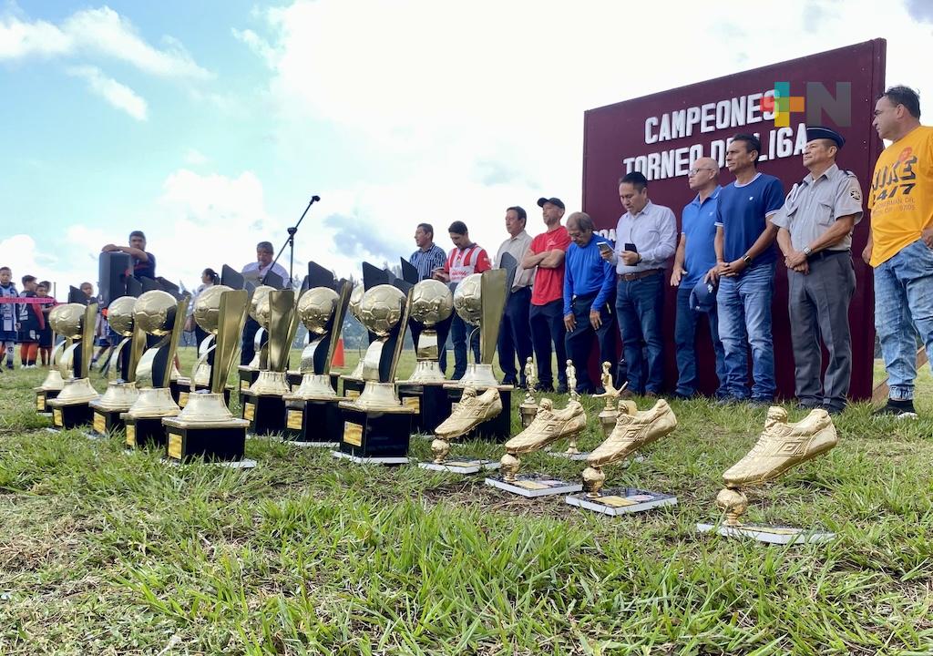 Liga municipal de futbol en Coatza premió a los campeones del Torneo 2024