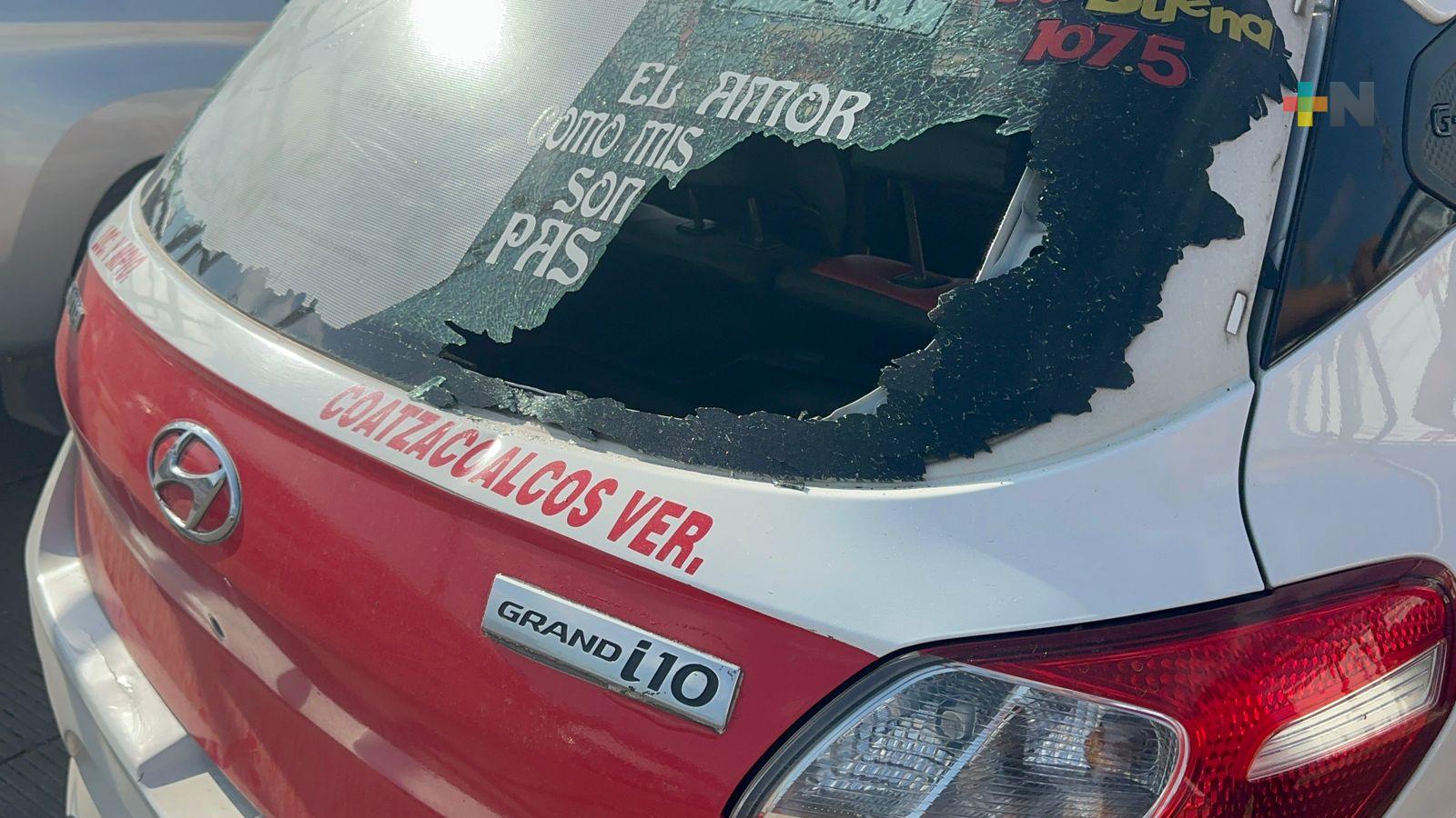 Indigente rompe medallón a taxi con escoba en Coatzacoalcos