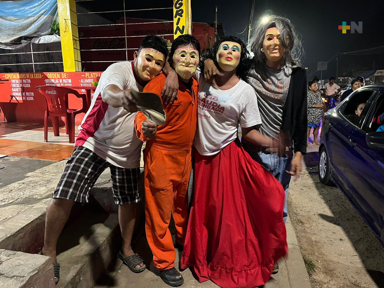 Con baile de El Viejo, jóvenes de Oteapan alegran hogares que visitan