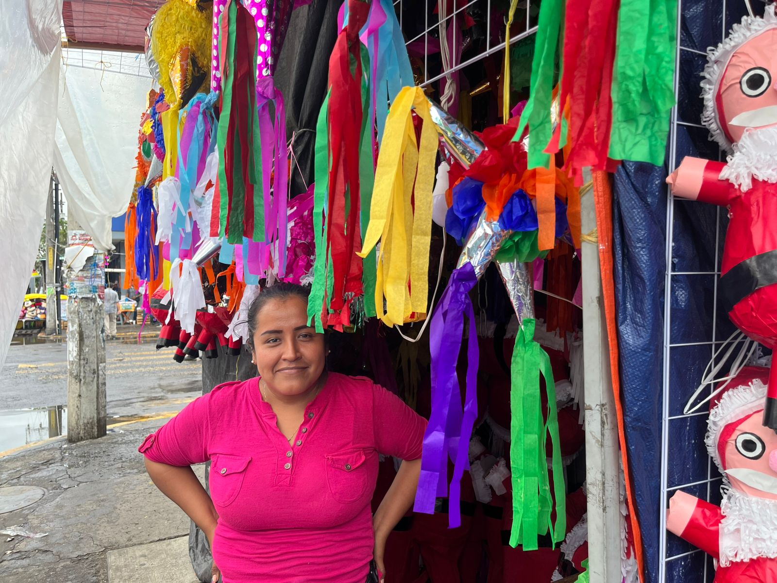 La tradición de romper la piñata, vendedoras estiman mejoría en ventas