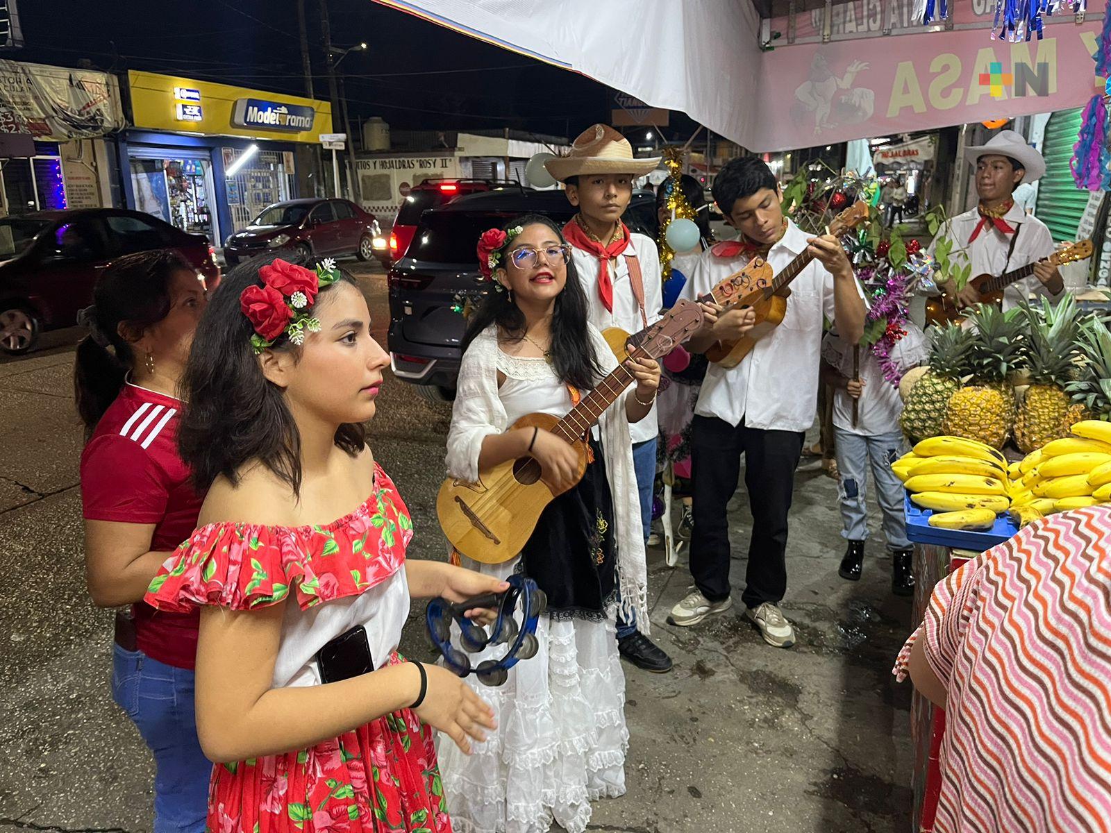 Grupo de son jarocho canta La Rama en calles de Minatitlán