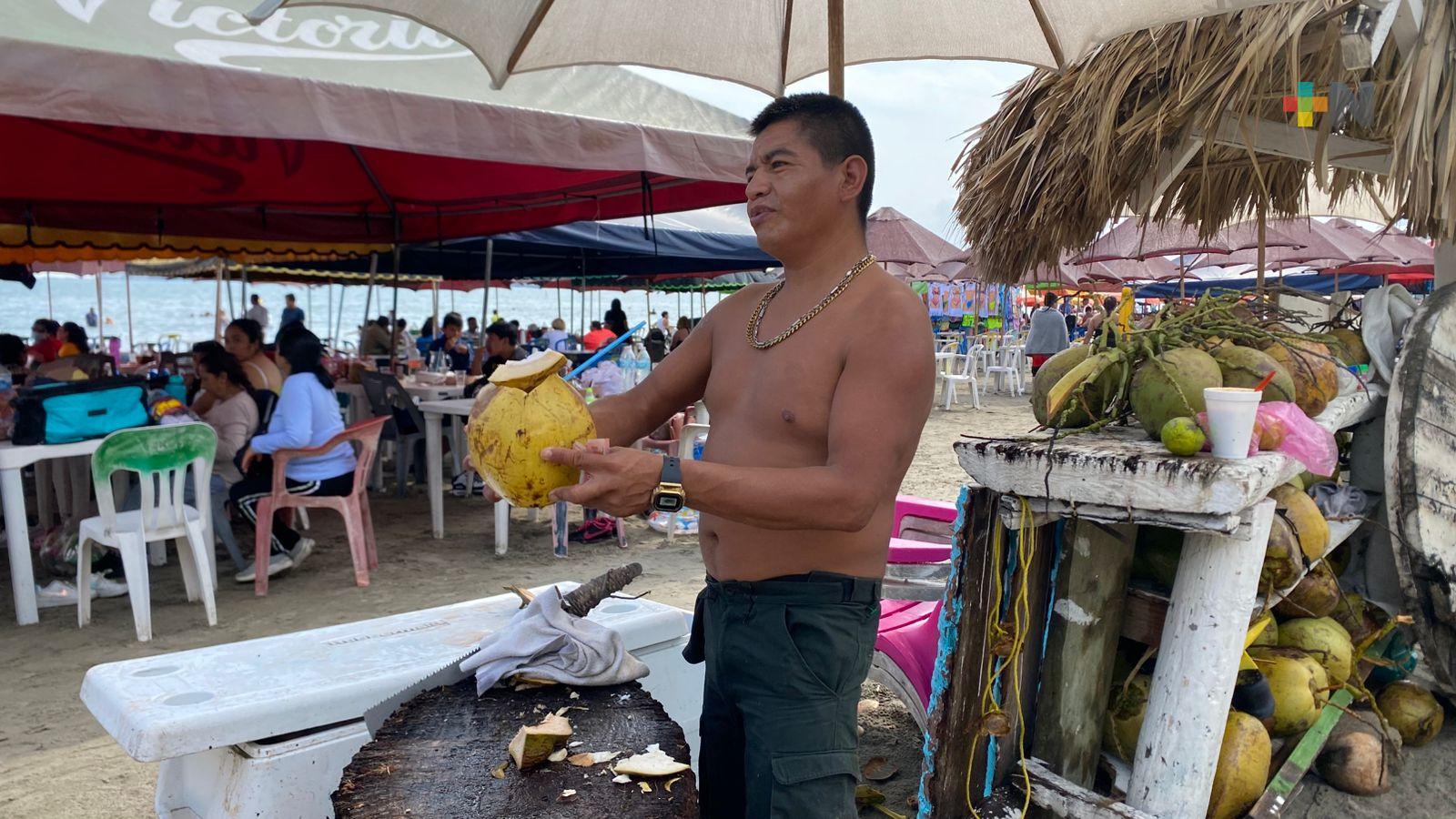 Con humor y hospitalidad, comerciante de cocos atrae turistas