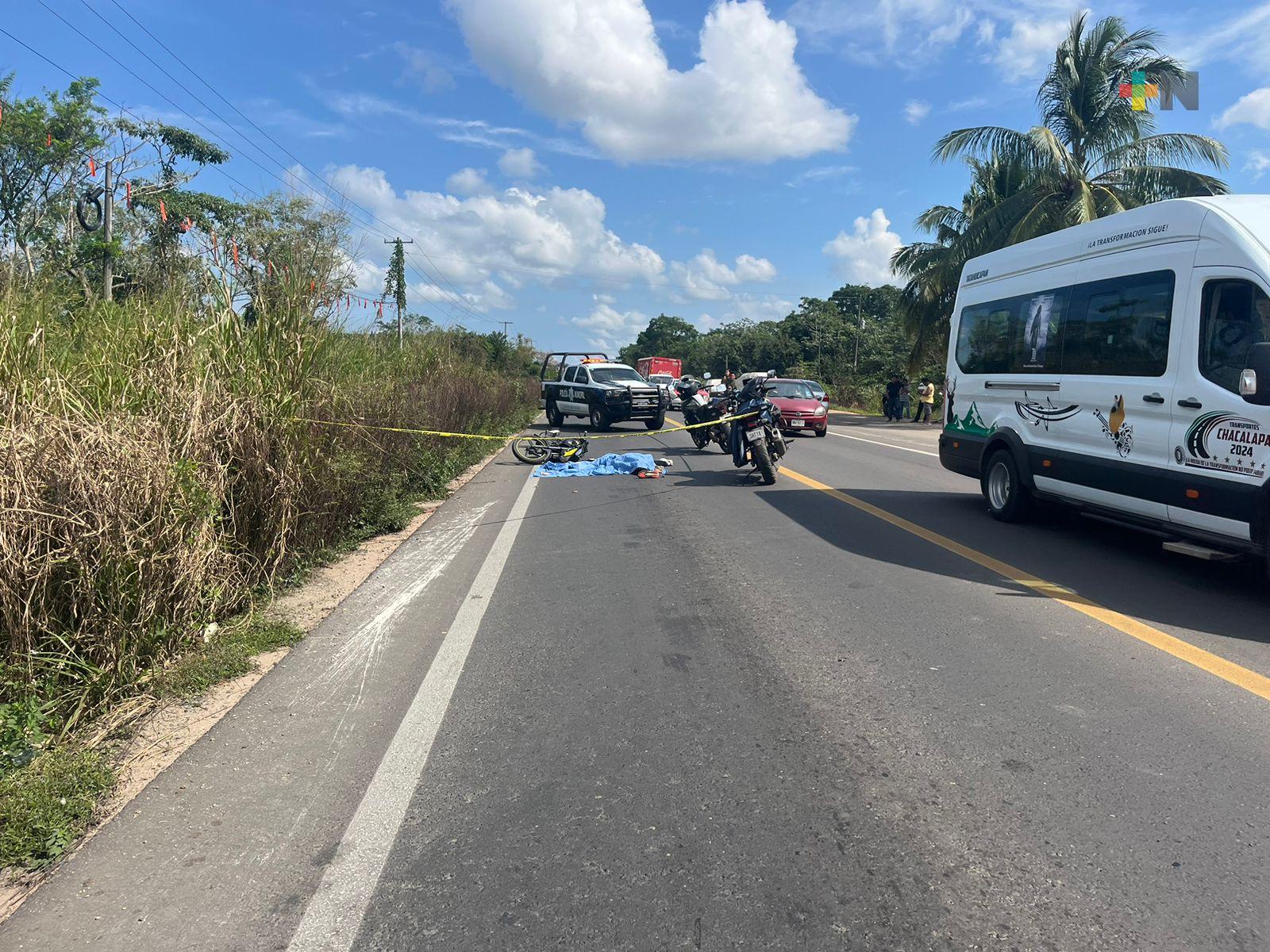 Joven motociclista muere al ser embestido por tráiler