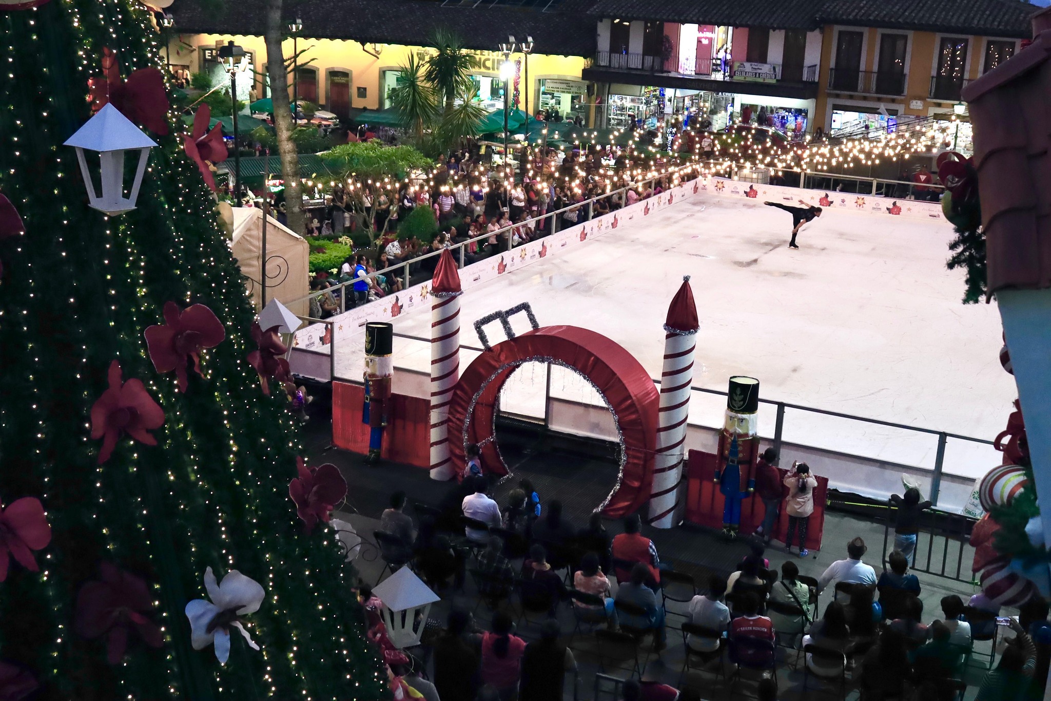 Invitan a disfrutar de pista de patinaje sobre hielo en Coatepec