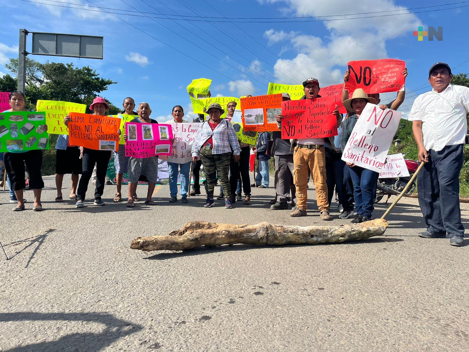 Pobladores de Cosoleacaque bloquean carretera; rechazan relleno sanitario
