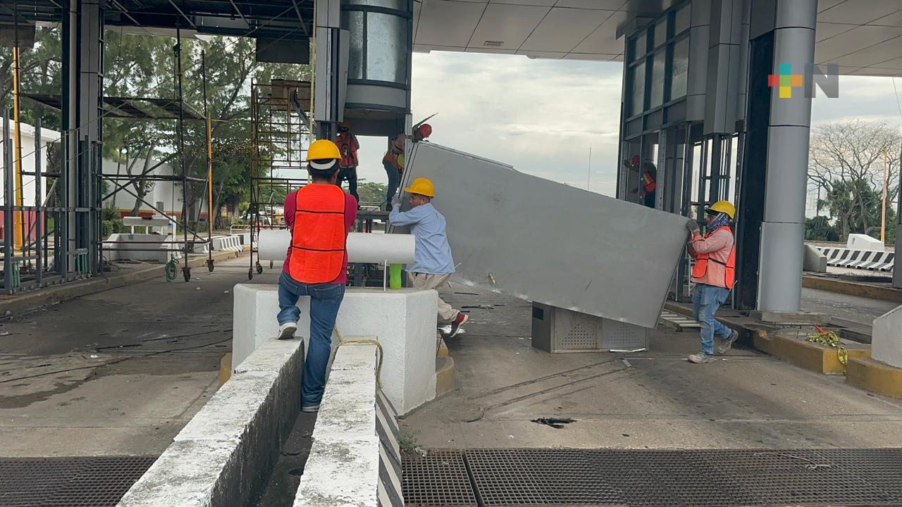 Comienzan a retirar estructura de caseta de peaje del puente Coatzacoalcos I