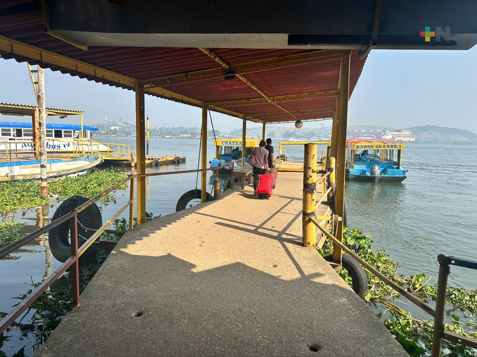 Usuarios de lanchas en Coatzacoalcos piden mejor atención e higiene